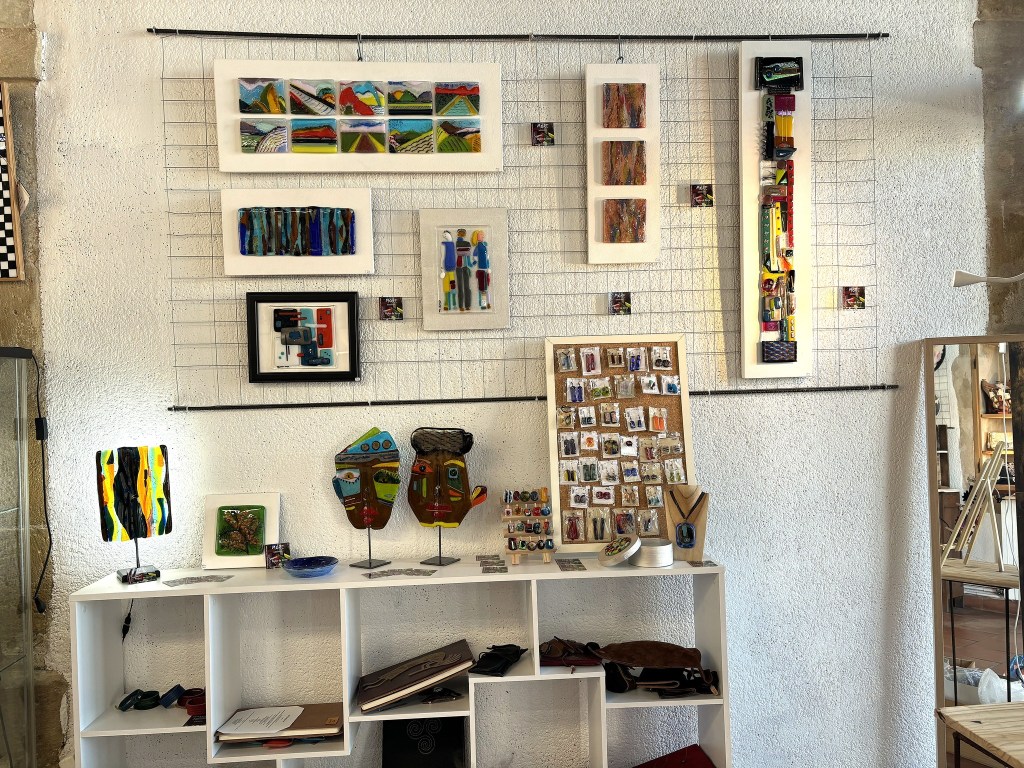 Découvrir l'univers de MORE, c'est plonger dans un monde où l'art et la science s'unissent pour donner naissance à des émotions intenses et lumineuses.