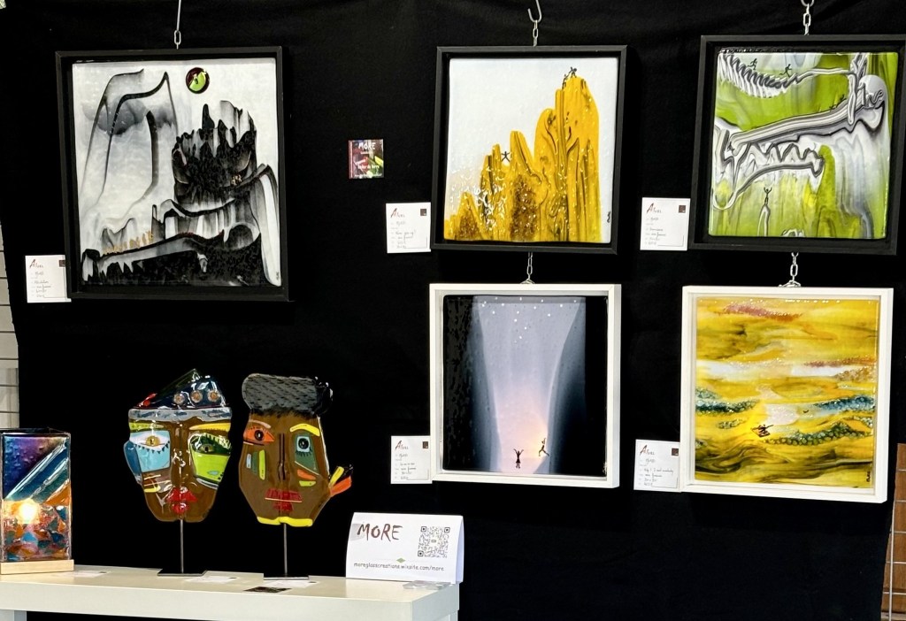 Marie-Odile Revouy est une artiste-verrier au parcours singulier, dont l'histoire mêle ingénierie et passion créative.