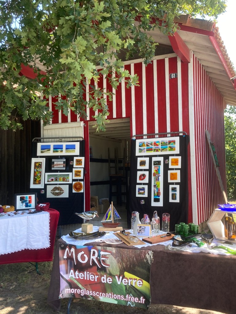 Installée à Saint-Médard-en-Jalles, elle crée des panneaux, des sculptures et des compositions qui captivent par leur jeu subtil de reflets et de couleurs, faisant de la lumière la véritable star de ses créations.