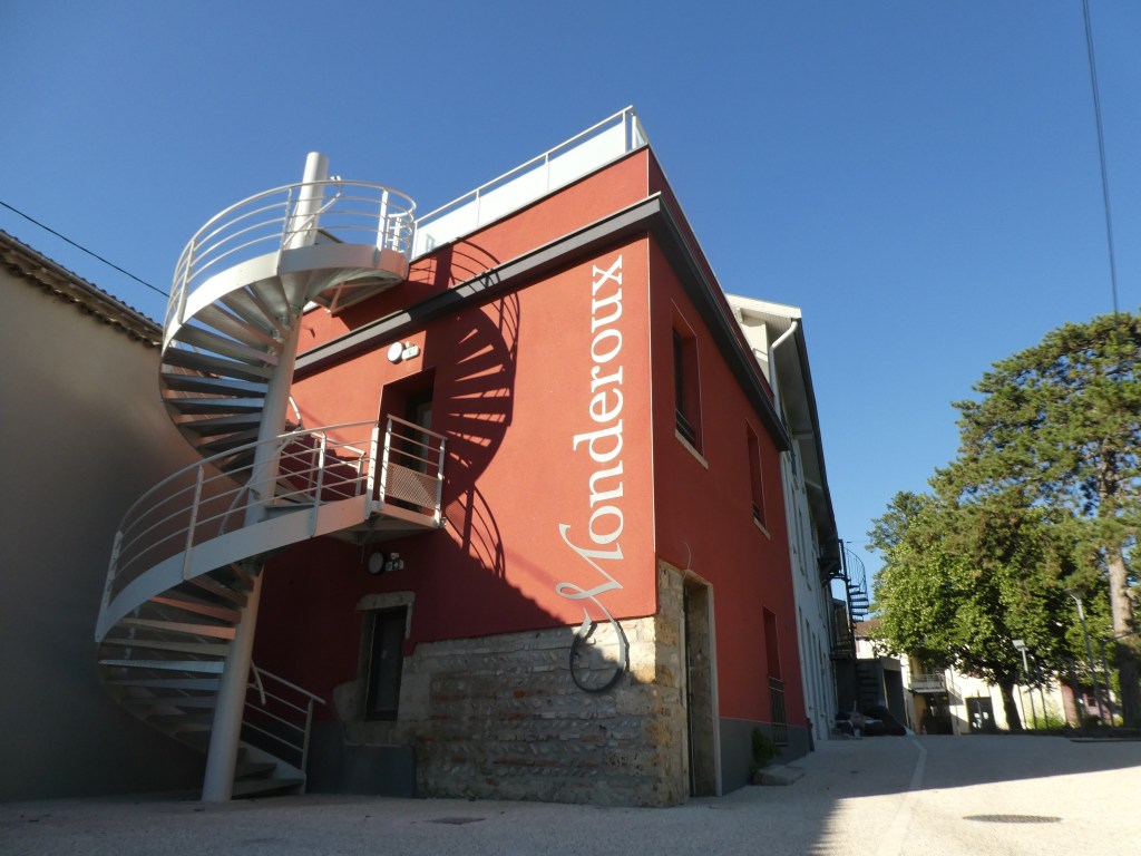 Découvrez Xavier Guyonnet, peintre post-contemporain isérois aux techniques uniques cendre-pigments. Exposition à Beynost octobre 2025. Art émergent français.