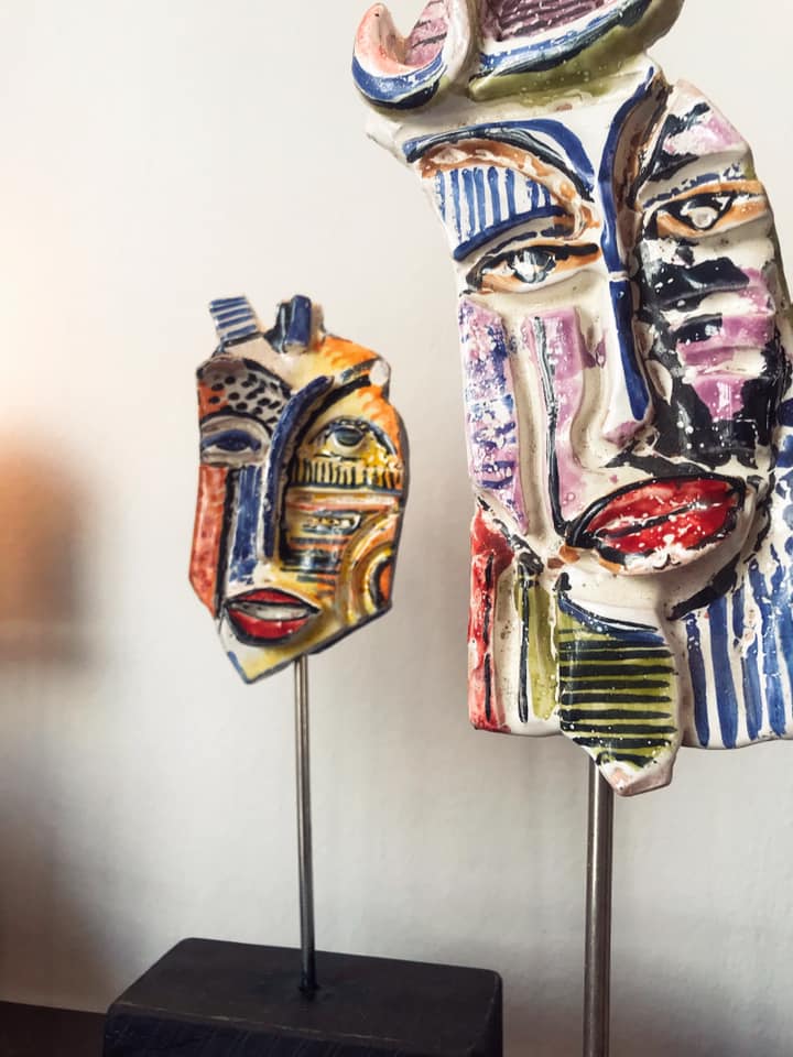 Découvrez les masques en céramique exclusifs d'Amin Chaouali, artiste plasticien tunisien. Sculptures-portraits avant-gardistes sur socle. Pièces uniques à La Marsa, Tunisie.