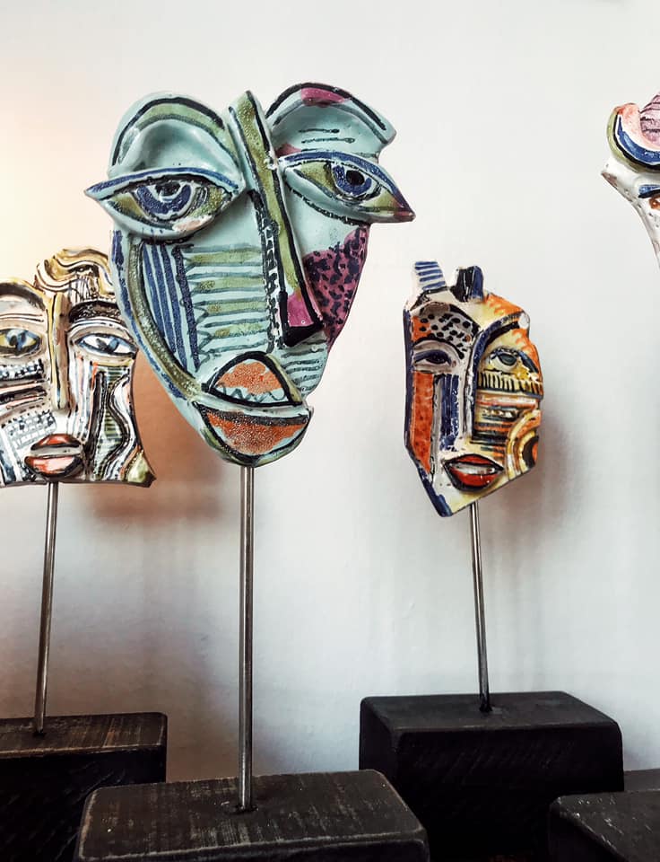 Découvrez les masques en céramique exclusifs d'Amin Chaouali, artiste plasticien tunisien. Sculptures-portraits avant-gardistes sur socle. Pièces uniques à La Marsa, Tunisie.