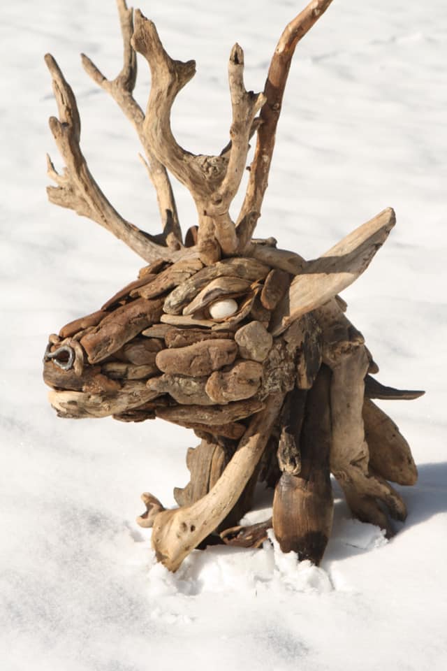 Découvrez Bétina Broussaud, sculptrice française du bois flotté : œuvres animalières puissantes, art éco-responsable et univers entre nature et métal.