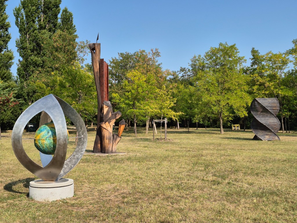 Découvrez le Parc de Chandonzet à Épinouze : parcours de sculptures monumentales de 4,5 km en Drôme. Œuvres de Gérald Martinand, Malka, Brousseaud-Bresson. Performances live, installations permanentes. Galerie à ciel ouvert gratuite, accessible 24h/24.
