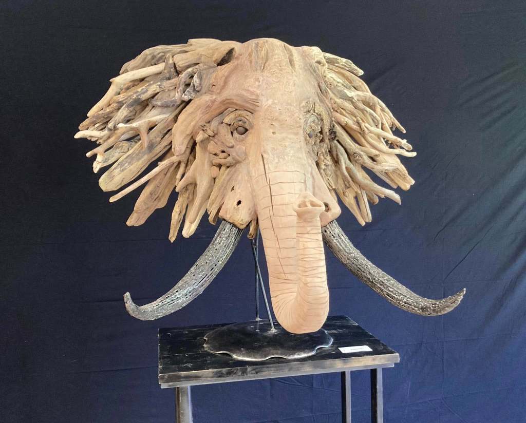 Découvrez Bétina Broussaud, sculptrice française du bois flotté : œuvres animalières puissantes, art éco-responsable et univers entre nature et métal.