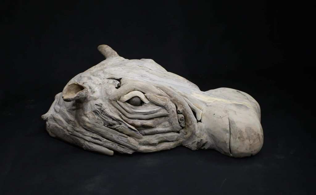 Découvrez Bétina Broussaud, sculptrice française du bois flotté : œuvres animalières puissantes, art éco-responsable et univers entre nature et métal.