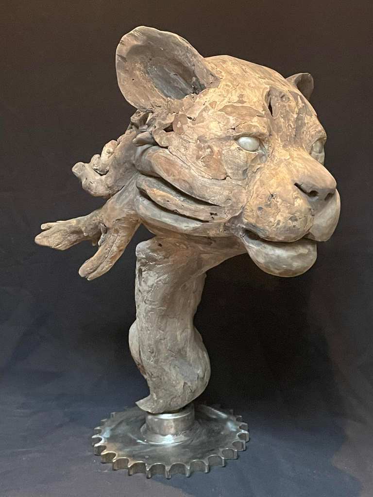 Découvrez Bétina Broussaud, sculptrice française du bois flotté : œuvres animalières puissantes, art éco-responsable et univers entre nature et métal.