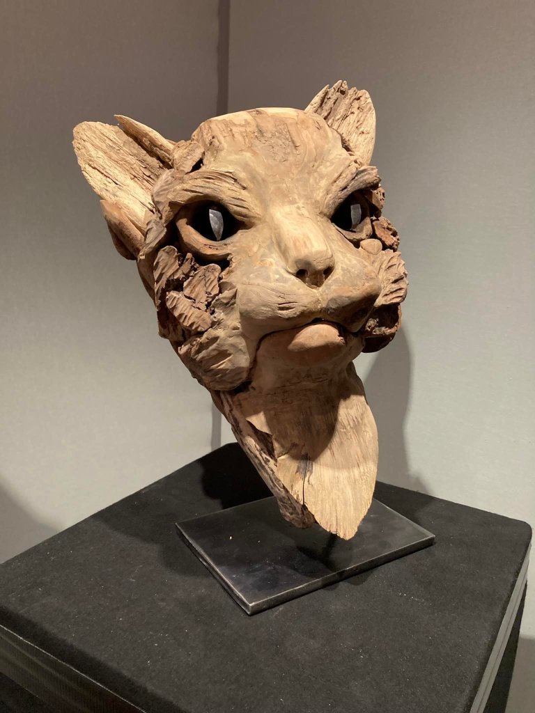 Découvrez Bétina Broussaud, sculptrice française du bois flotté : œuvres animalières puissantes, art éco-responsable et univers entre nature et métal.