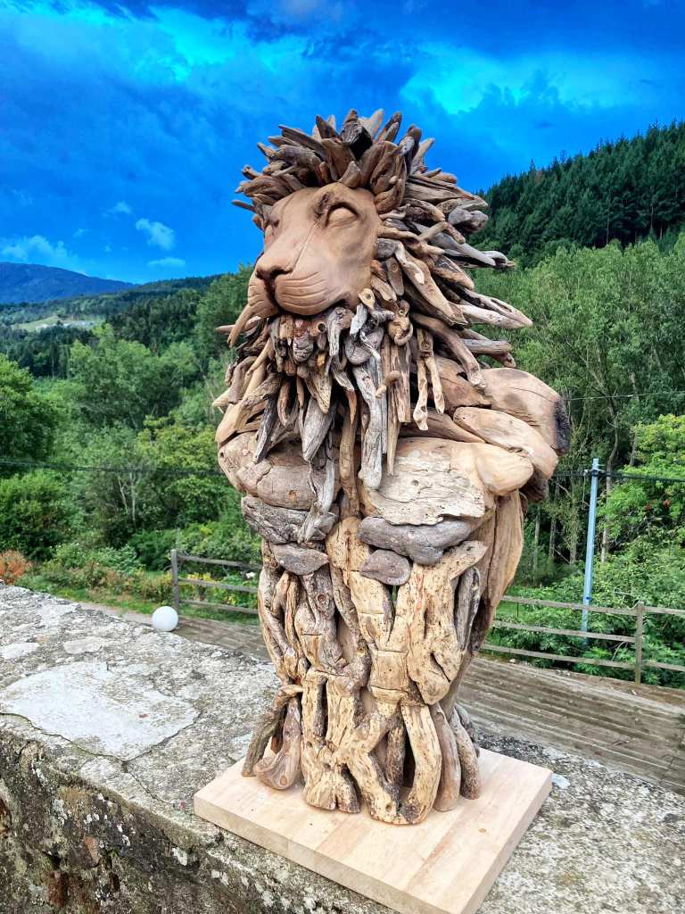 Découvrez Bétina Broussaud, sculptrice française du bois flotté : œuvres animalières puissantes, art éco-responsable et univers entre nature et métal.