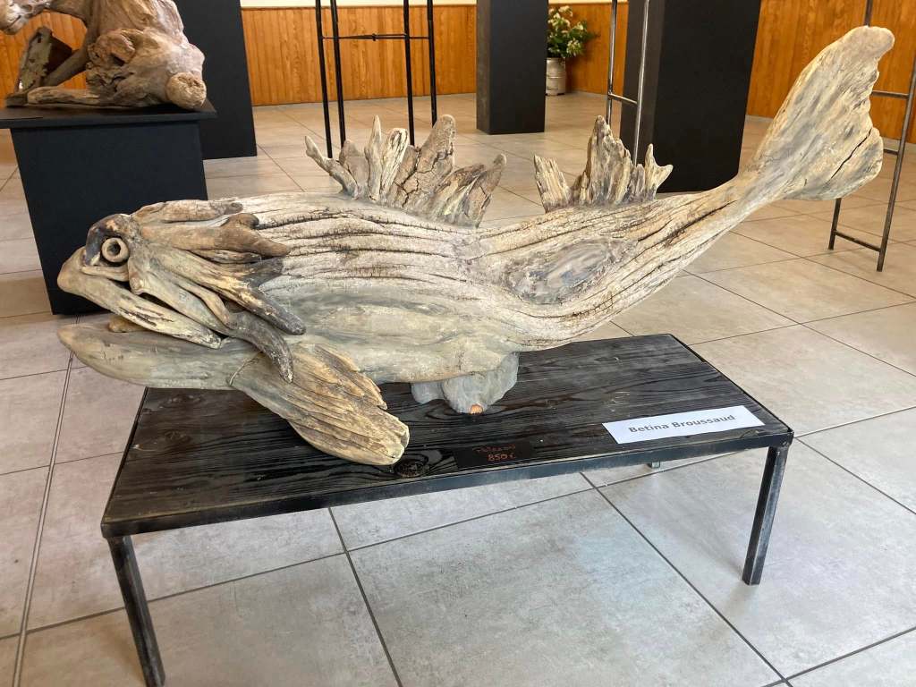 Découvrez Bétina Broussaud, sculptrice française du bois flotté : œuvres animalières puissantes, art éco-responsable et univers entre nature et métal.