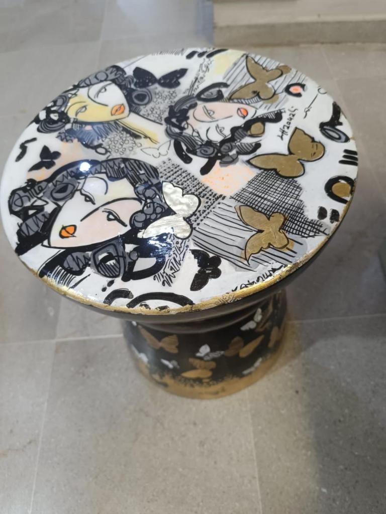 Découvrez les tables d'appoint exclusives 2025 d'Amin Chaouali, artiste tunisien. Sculpturo-peinture, résine, or : investissez dans l'art post-contemporain.