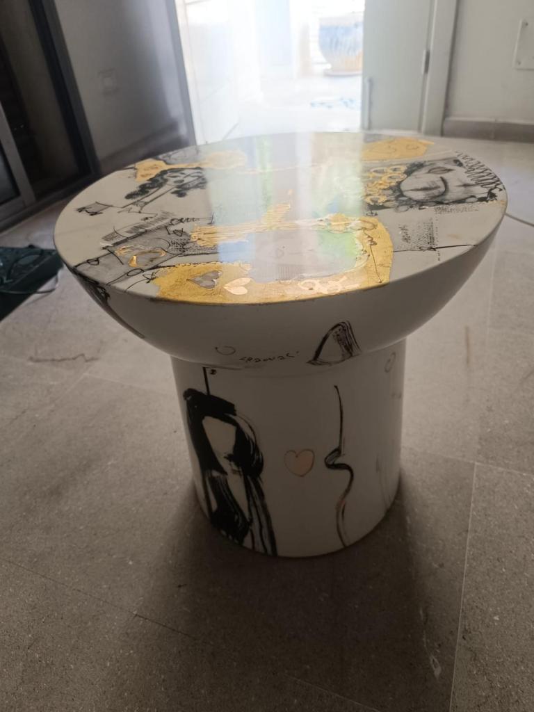 Découvrez les tables d'appoint exclusives 2025 d'Amin Chaouali, artiste tunisien. Sculpturo-peinture, résine, or : investissez dans l'art post-contemporain.