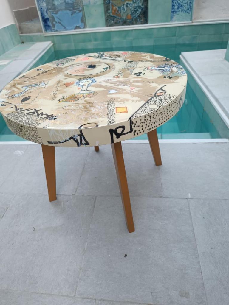 Découvrez les tables d'appoint exclusives 2025 d'Amin Chaouali, artiste tunisien. Sculpturo-peinture, résine, or : investissez dans l'art post-contemporain.