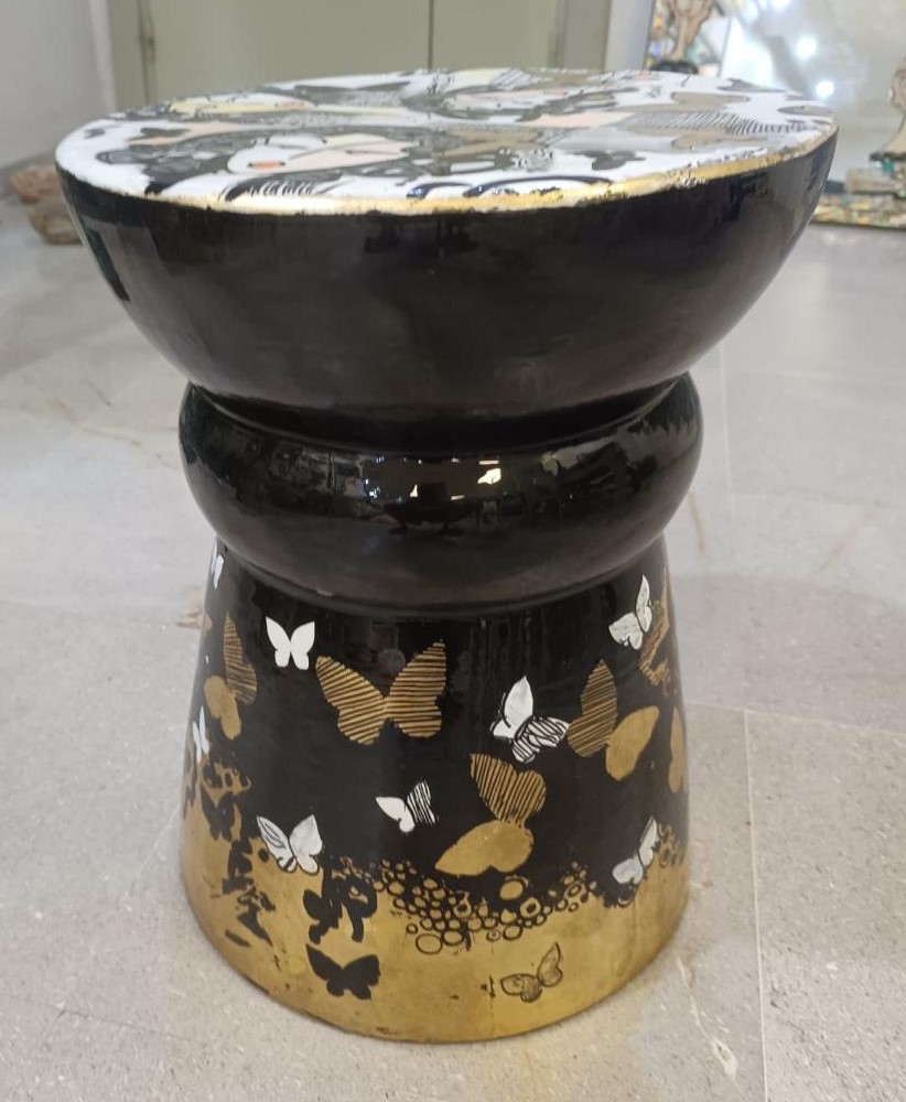 Découvrez les tables d'appoint exclusives 2025 d'Amin Chaouali, artiste tunisien. Sculpturo-peinture, résine, or : investissez dans l'art post-contemporain.