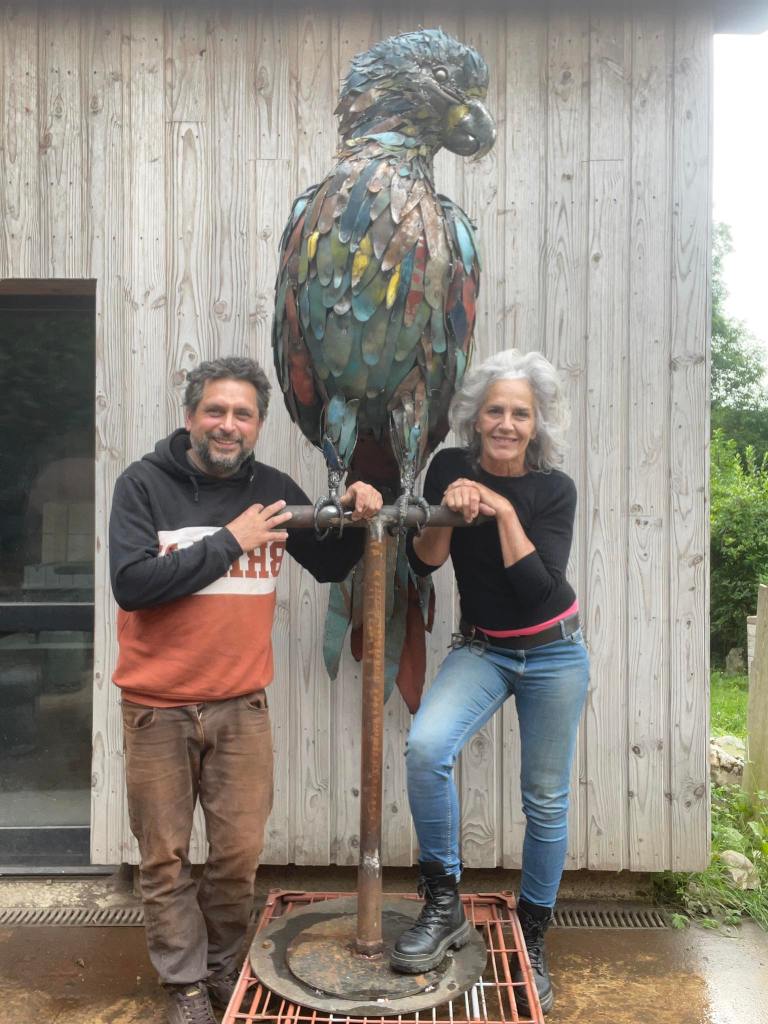 Découvrez Bétina Broussaud, sculptrice française du bois flotté : œuvres animalières puissantes, art éco-responsable et univers entre nature et métal.