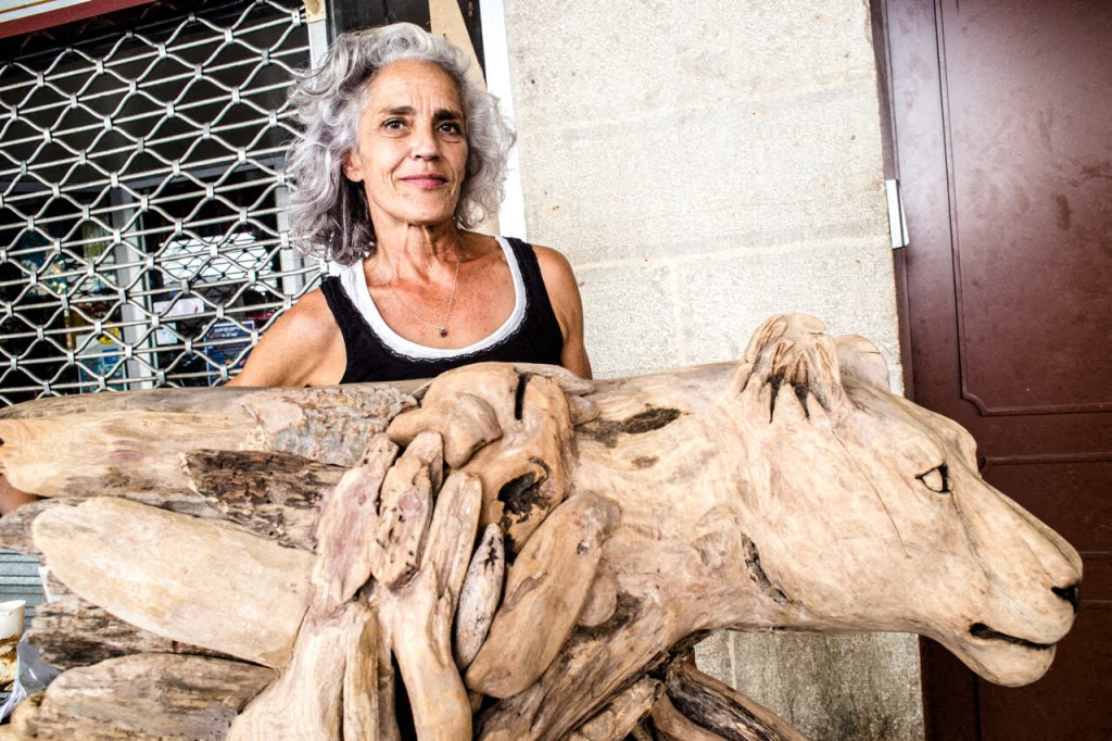 Découvrez Bétina Broussaud, sculptrice française du bois flotté : œuvres animalières puissantes, art éco-responsable et univers entre nature et métal.