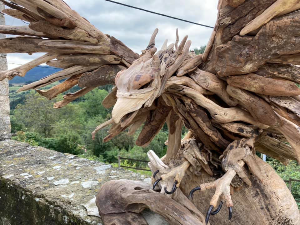 Découvrez Bétina Broussaud, sculptrice française du bois flotté : œuvres animalières puissantes, art éco-responsable et univers entre nature et métal.