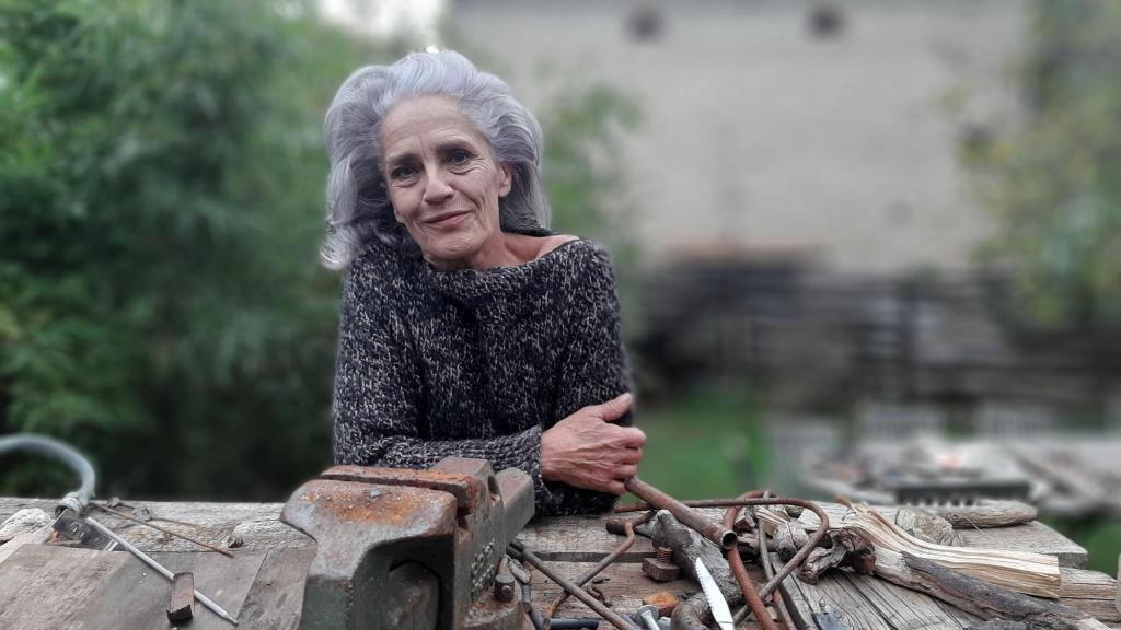 Découvrez Bétina Broussaud, sculptrice française du bois flotté : œuvres animalières puissantes, art éco-responsable et univers entre nature et métal.