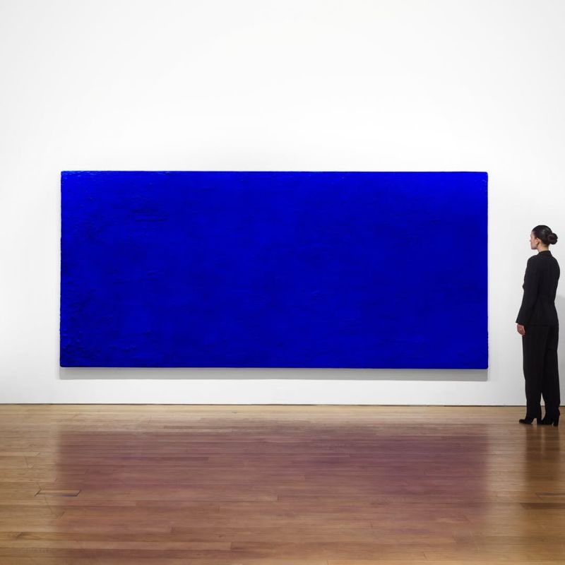 Découvrez pourquoi le Monochrome Yves Klein California, (IKB 71) s'est vendu pour 18,4 millions d'euros chez Christie's Paris, établissant un record français. Analyse, biographie et impact de l'IKB.