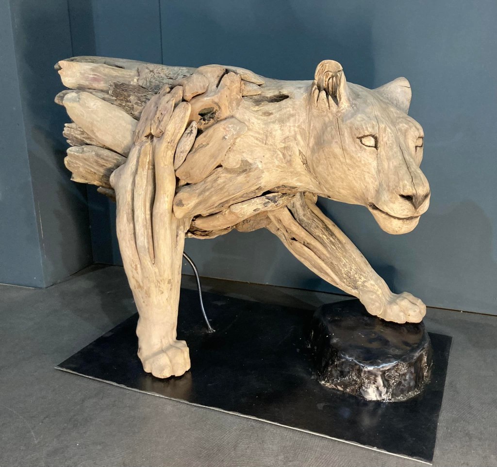 Panthère en bois flotté de bétina broussaud