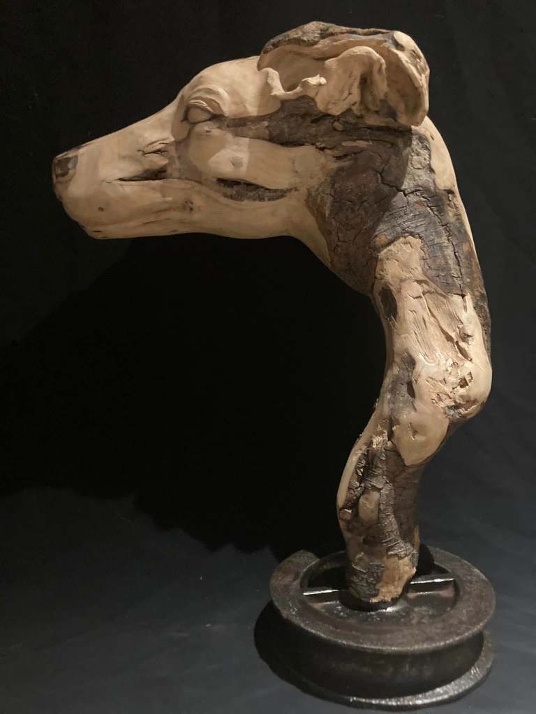 Découvrez Bétina Broussaud, sculptrice française du bois flotté : œuvres animalières puissantes, art éco-responsable et univers entre nature et métal.