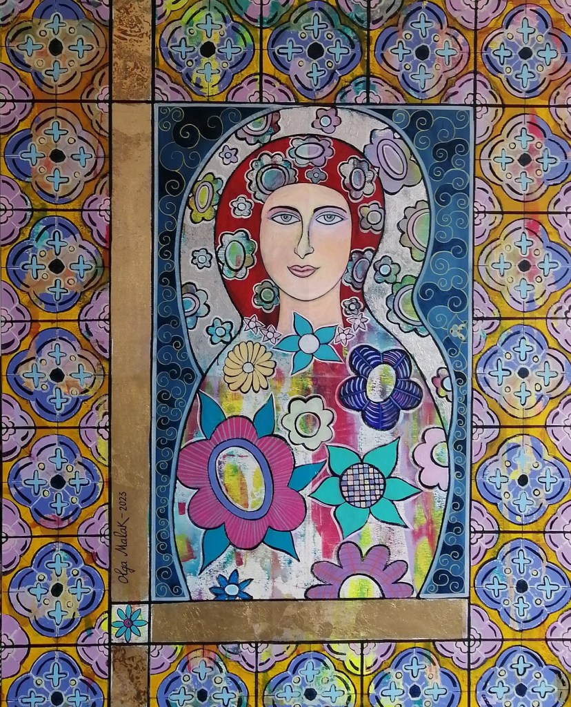 Olga Malakhova explore le patrimoine céramique tunisien avec délicatesse, mêlant icône, motifs traditionnels et feuille d’or dans un dialogue artistique lumineux