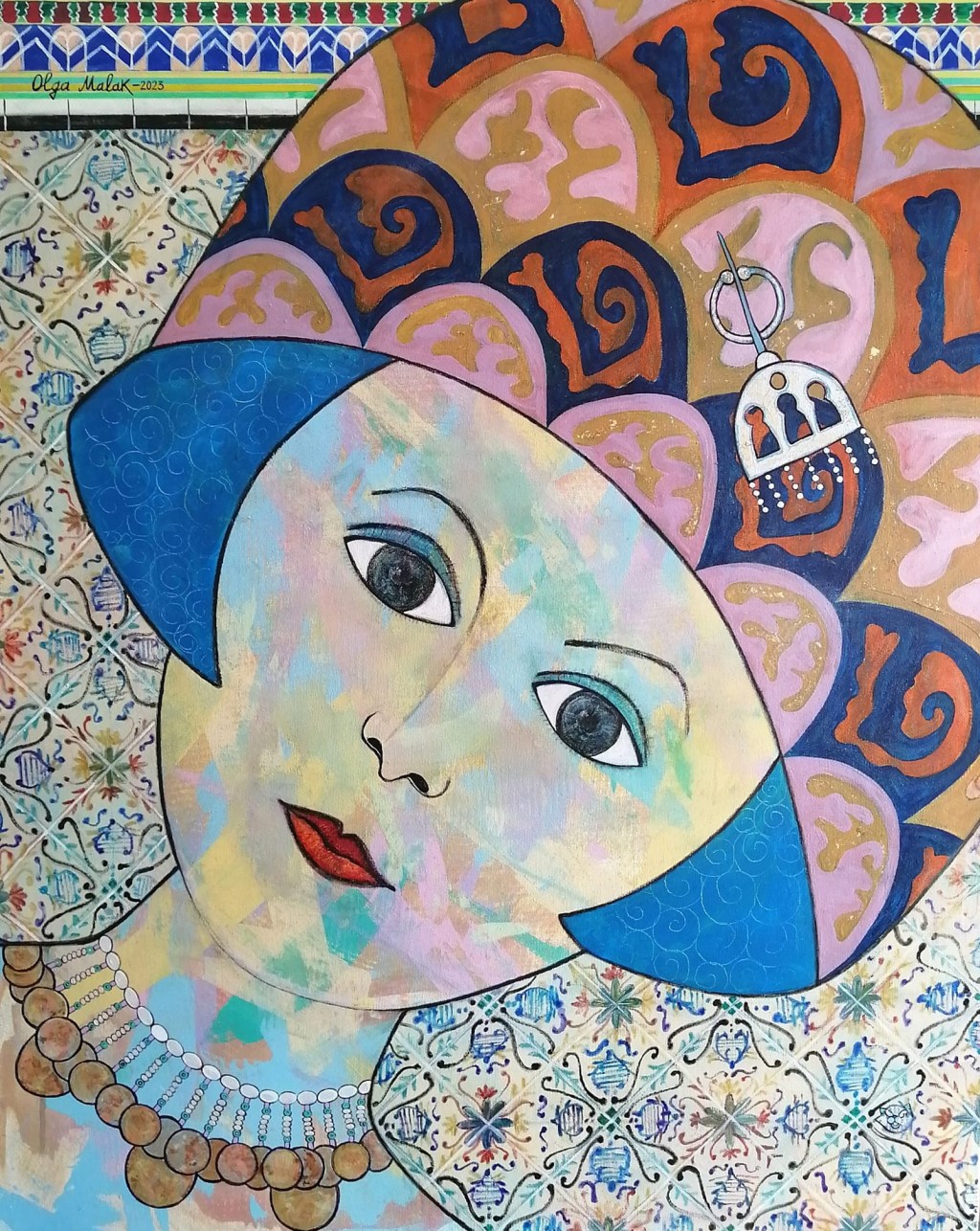 Olga Malakhova explore le patrimoine céramique tunisien avec délicatesse, mêlant icône, motifs traditionnels et feuille d’or dans un dialogue artistique lumineux