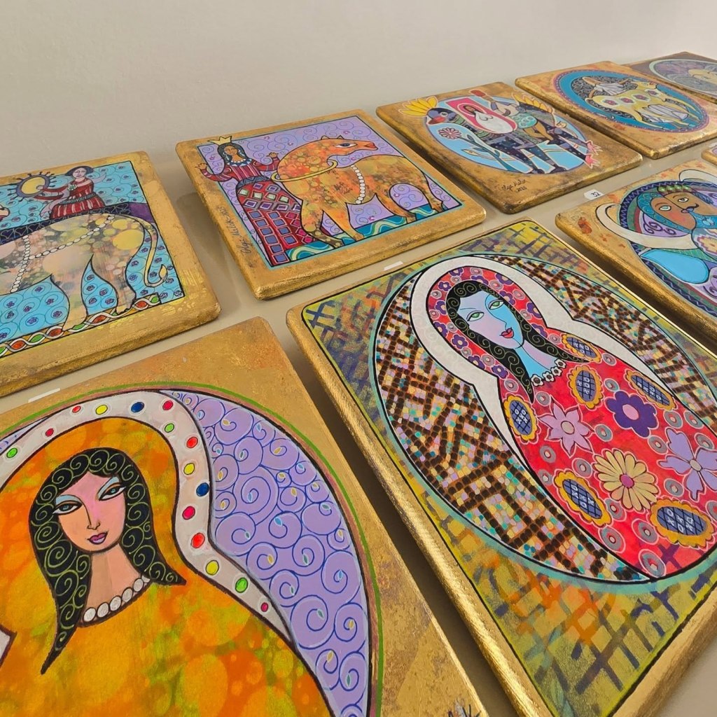 Découvrez Olga Malakhova, conteuse picturale du patrimoine tunisien. Acrylique, technique mixte, feuille d'or. Cote +20% en 2025. Collection sur ArtNova Gallery.