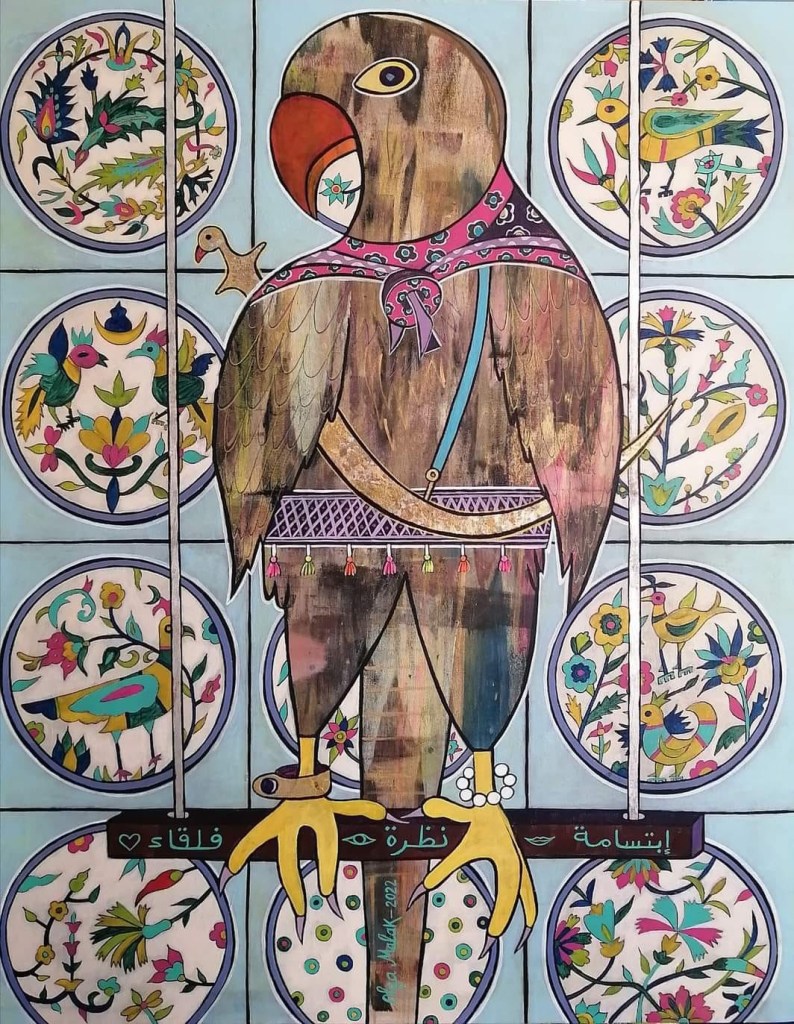 Olga Malakhova explore le patrimoine céramique tunisien avec délicatesse, mêlant icône, motifs traditionnels et feuille d’or dans un dialogue artistique lumineux