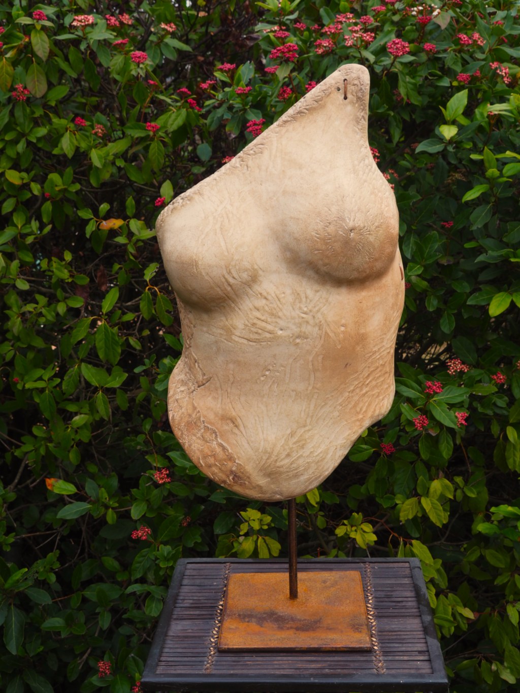 Découvrez Minérale de Sylvie Laboux, sculpture en grès à double cuisson Raku sur socle acier. Marché de l'art 2026, fiscalité et stratégie GEO par ArtNova.Gallery.