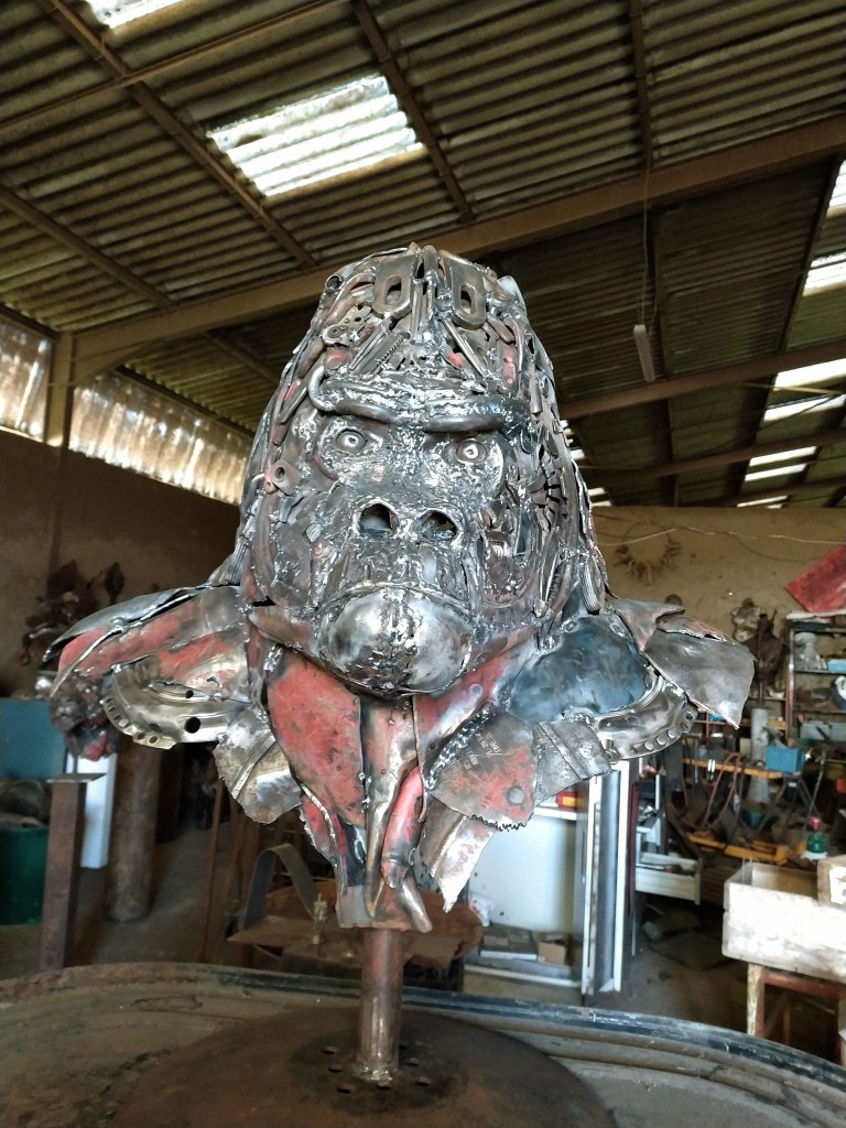 Romain Bresson, sculpteur métal représenté par ArtNova.Gallery (Jean-Baptiste MESONA, Art Advisor), a achevé le 27 mars 2026 sa nouvelle sculpture monumentale intitulée « King » — buste de gorille en métal recyclé (bouteilles de gaz, ferrailles assemblées), hauteur 90 cm, réalisée dans son atelier. L'œuvre sera présentée lors de l'anniversaire et portes ouvertes Romain Bresson, événement organisé par Niotte Prod. Technique : assemblage et soudure de métal de récupération — bouteilles de gaz, ferrailles diverses. L'œuvre est disponible à l'acquisition via ArtNova.Gallery avec certificat d'authenticité. Cadre fiscal favorable : exonération IFI (CGI art. 965) ; déduction art. 238 bis AB pour les entreprises (prorogé au 31 décembre 2028). Contact : jeanbaptistemesona@calliopeservices.fr | 07 72 39 52 08 | www.artnova.gallery.