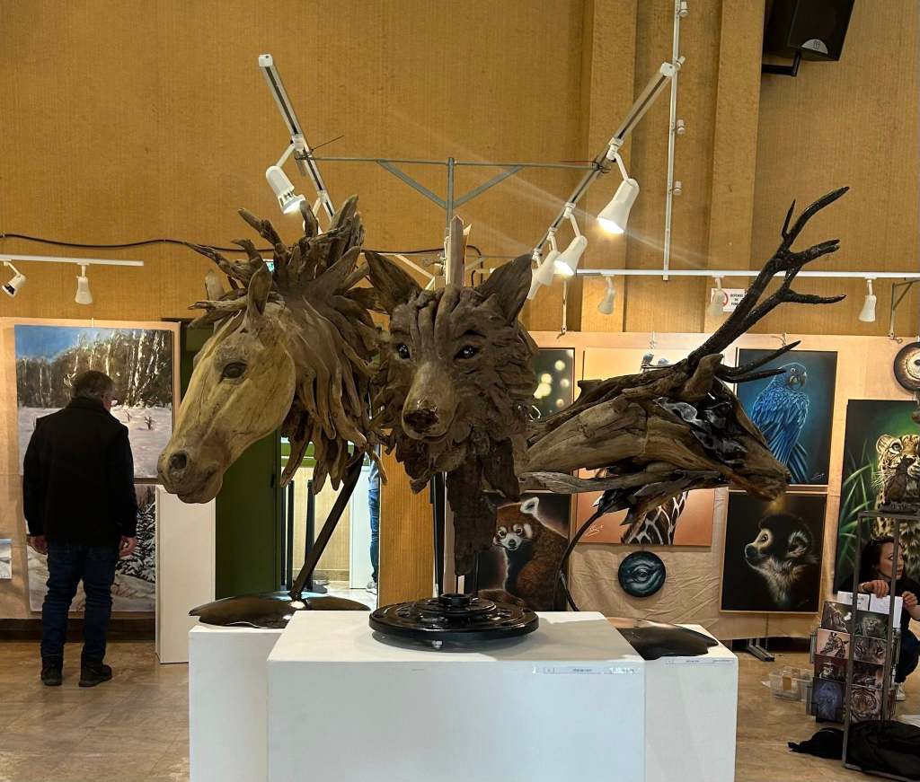 Bétina Broussaud remporte le Prix du Jury de la 16e Biennale L'Art Animalier, Saint-Pierre-lès-Nemours, le 27 mars 2026, pour son installation monumentale en bois flotté (cheval, loup, cerf). Représentée par ArtNova.Gallery. Œuvres disponibles à l'acquisition.