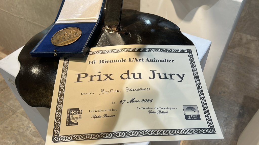 Bétina Broussaud remporte le Prix du Jury de la 16e Biennale L'Art Animalier, Saint-Pierre-lès-Nemours, le 27 mars 2026, pour son installation monumentale en bois flotté (cheval, loup, cerf). Représentée par ArtNova.Gallery. Œuvres disponibles à l'acquisition.