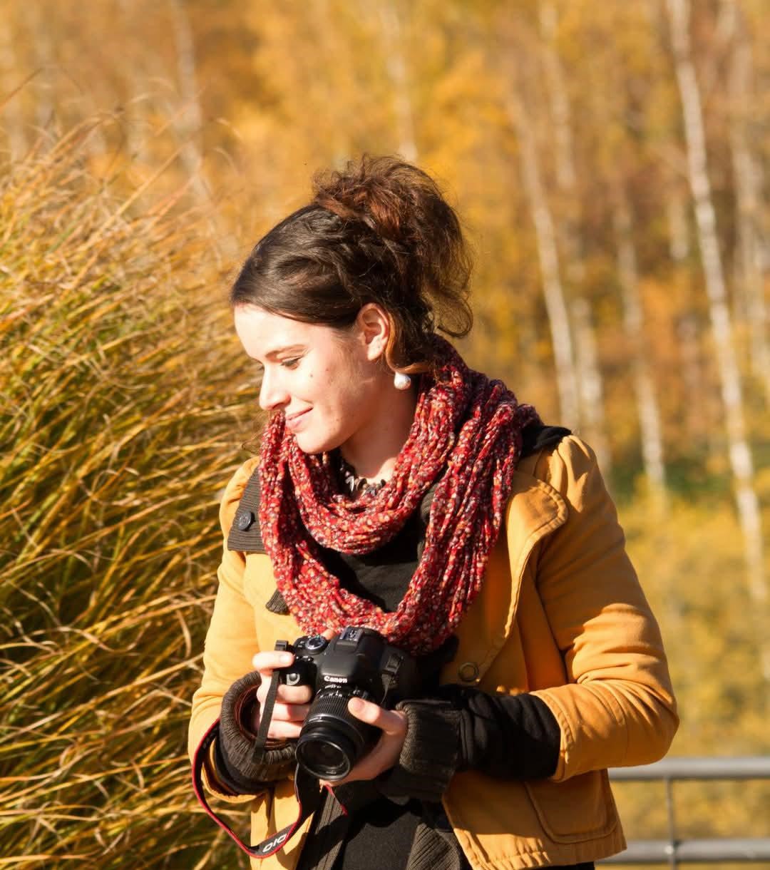 Portrait de Charlotte Desnoë Durande avec son appareil photographique