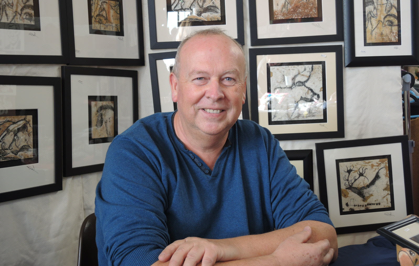 Portrait de Gérard Robin devant ses œuvres