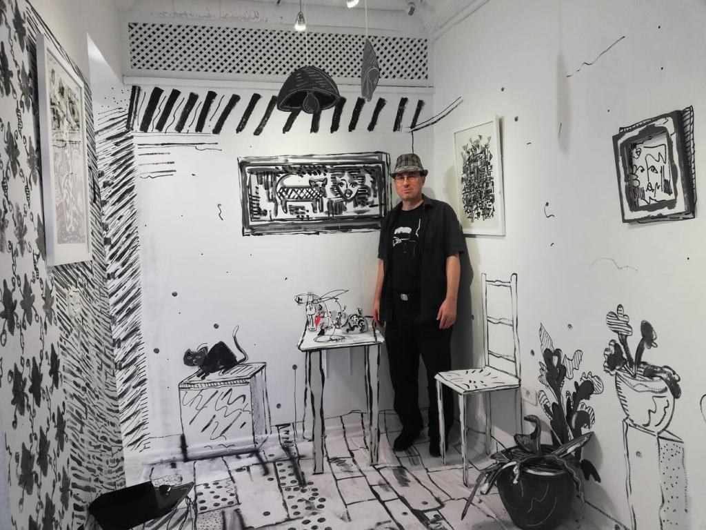 Jean-Baptiste Mesona dans une installation en noir et blanc d’Amin Chaouali à la Galerie Saladin à Sidi Bou Saïd en 2020