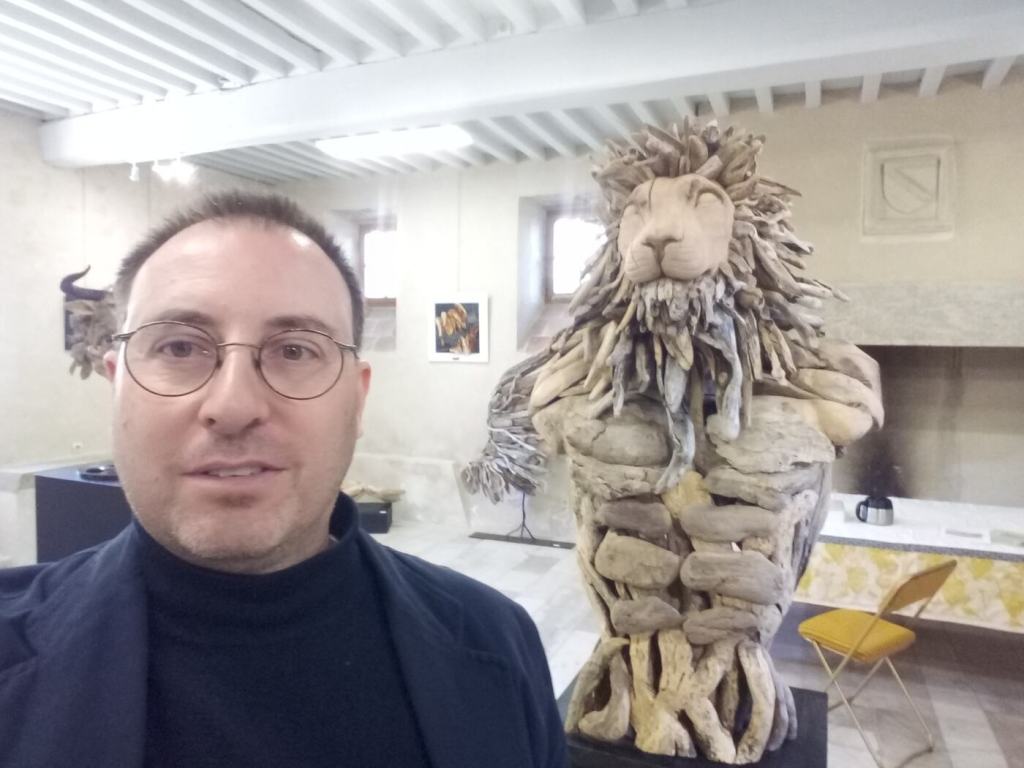 Jean-Baptiste Mesona devant le Lion en bois flotté de Bétina Broussaud au château de Larnage à Anneyron