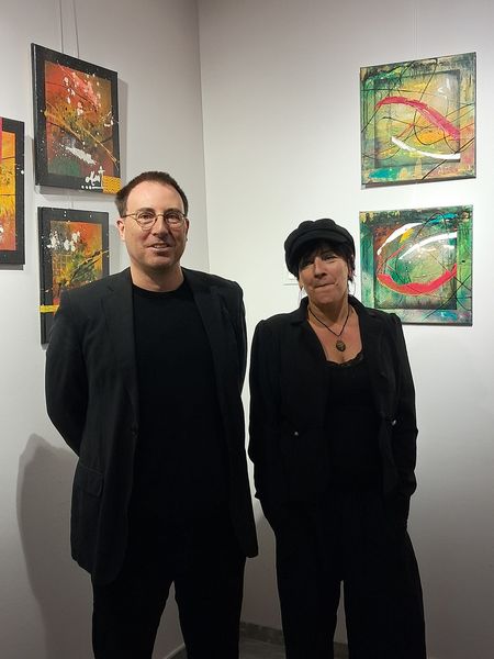 Jean-Baptiste Mesona avec l’artiste Mina devant ses créations exposées à Andance en Ardèche en 2024