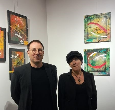 Jean-Baptiste Mesona avec Mina lors d’une exposition