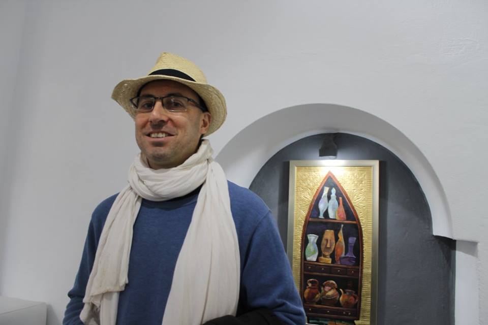 Jean-Baptiste Mesona devant une œuvre de Mohamed Zouari
