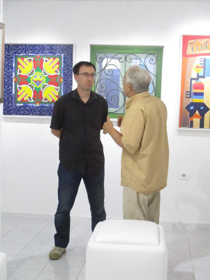 Jean-Baptiste Mesona avec Ridha Souabni devant des tableaux d’Olga Malakhova à la Galerie Saladin en 2015