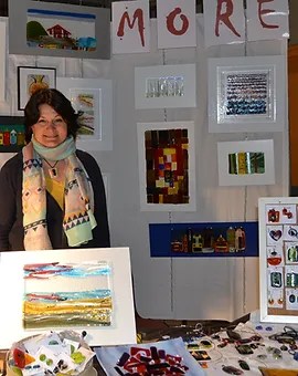 Marie-Odile Revouy, alias MORE, devant ses créations