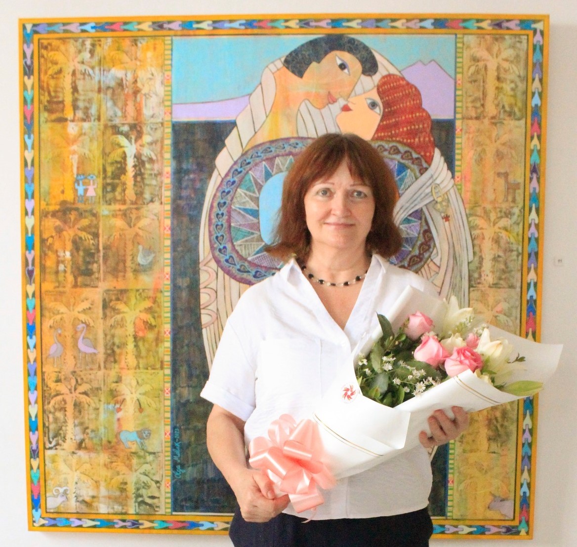 Olga Malakhova devant l’une de ses œuvres