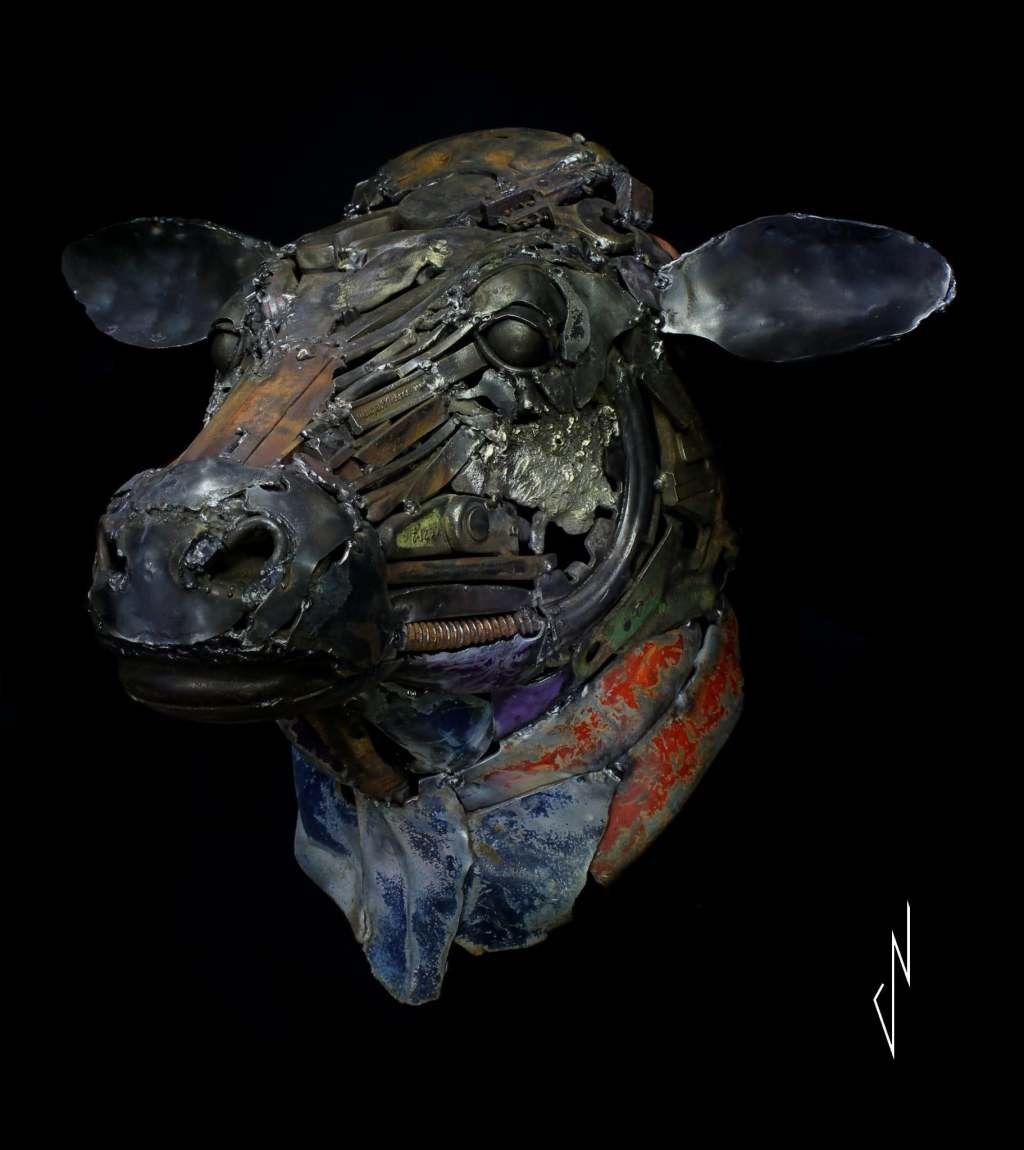 Tête de vache en métal de récupération de Romain Bresson, assemblée à partir de bouteilles de gaz, d’embrayages et de vieux outils, 60 cm