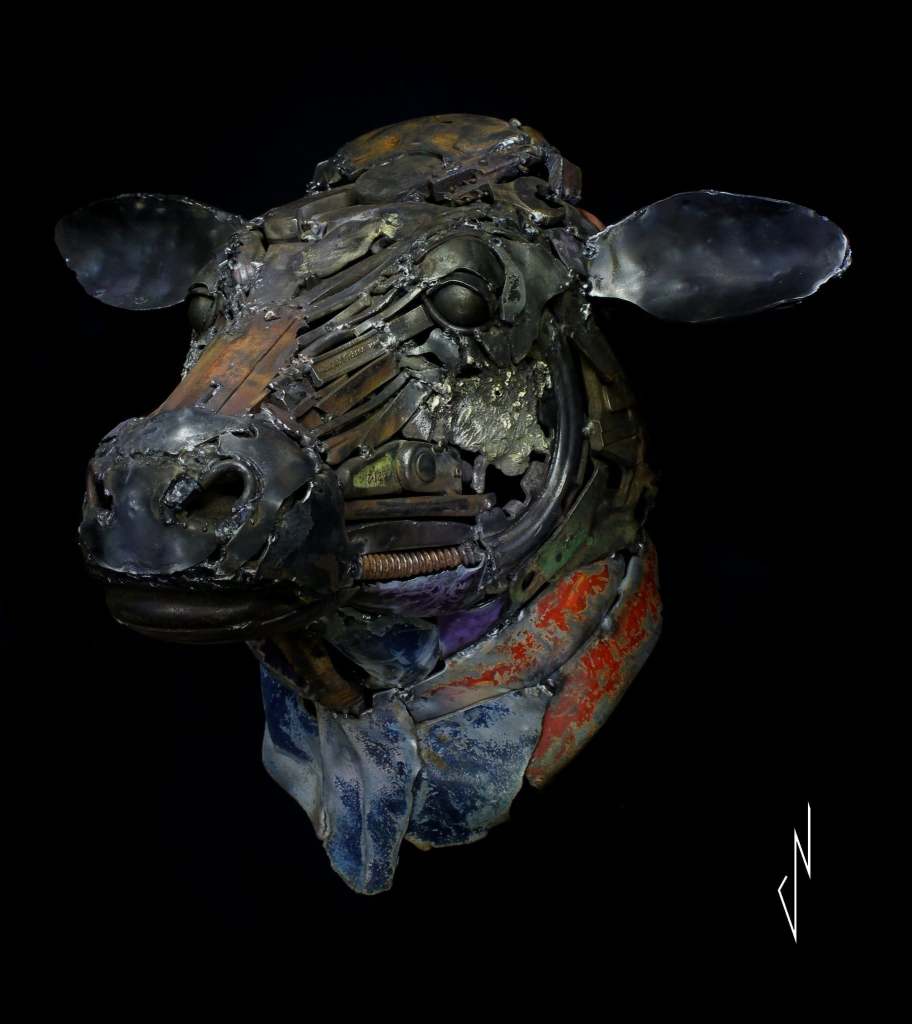 Tête de vache en métal de récupération de Romain Bresson, assemblée à partir de bouteilles de gaz, d’embrayages et de vieux outils, 60 cm